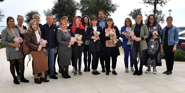 Foto 1: foto di gruppo con tutti i giubilari e il sindaco